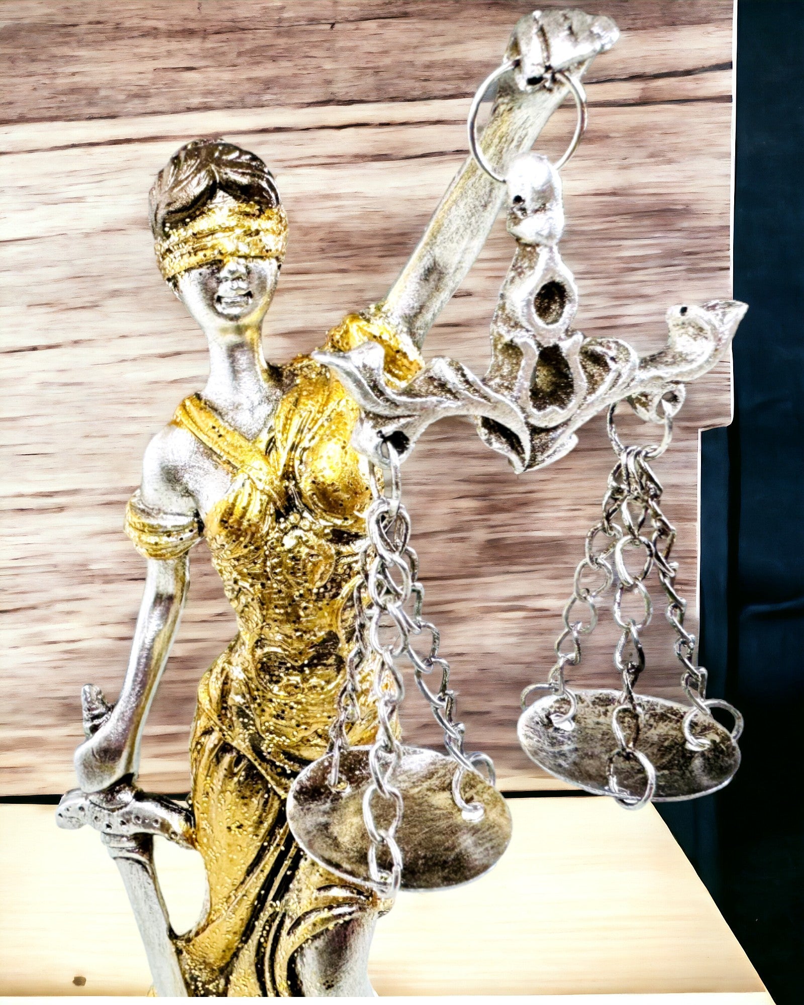 Goddess of Justice Figurine – Artistic Shelf Decoration, Resin Craft, personalization with engraving