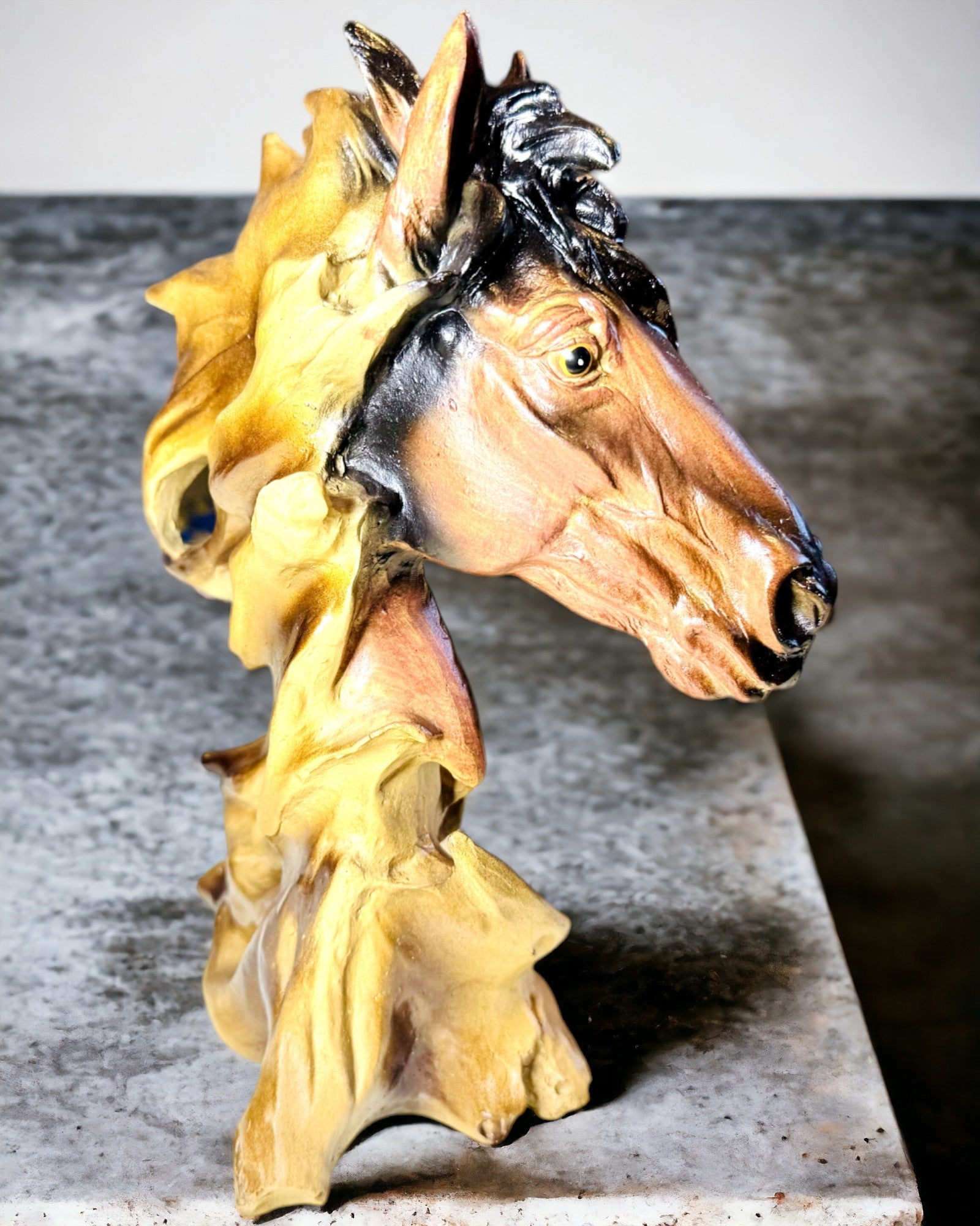 Scultura di Cavallo in Resina in Stile Astratto