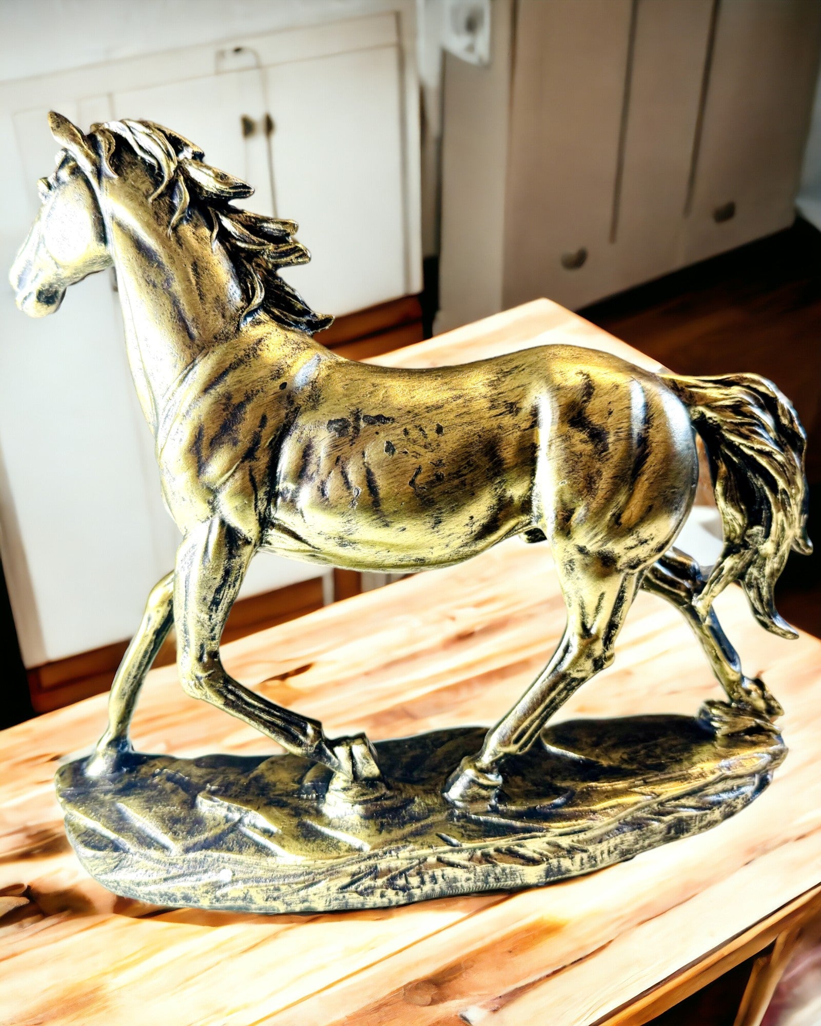 Statuette de Cheval au Galop en Résine avec Option de Gravure