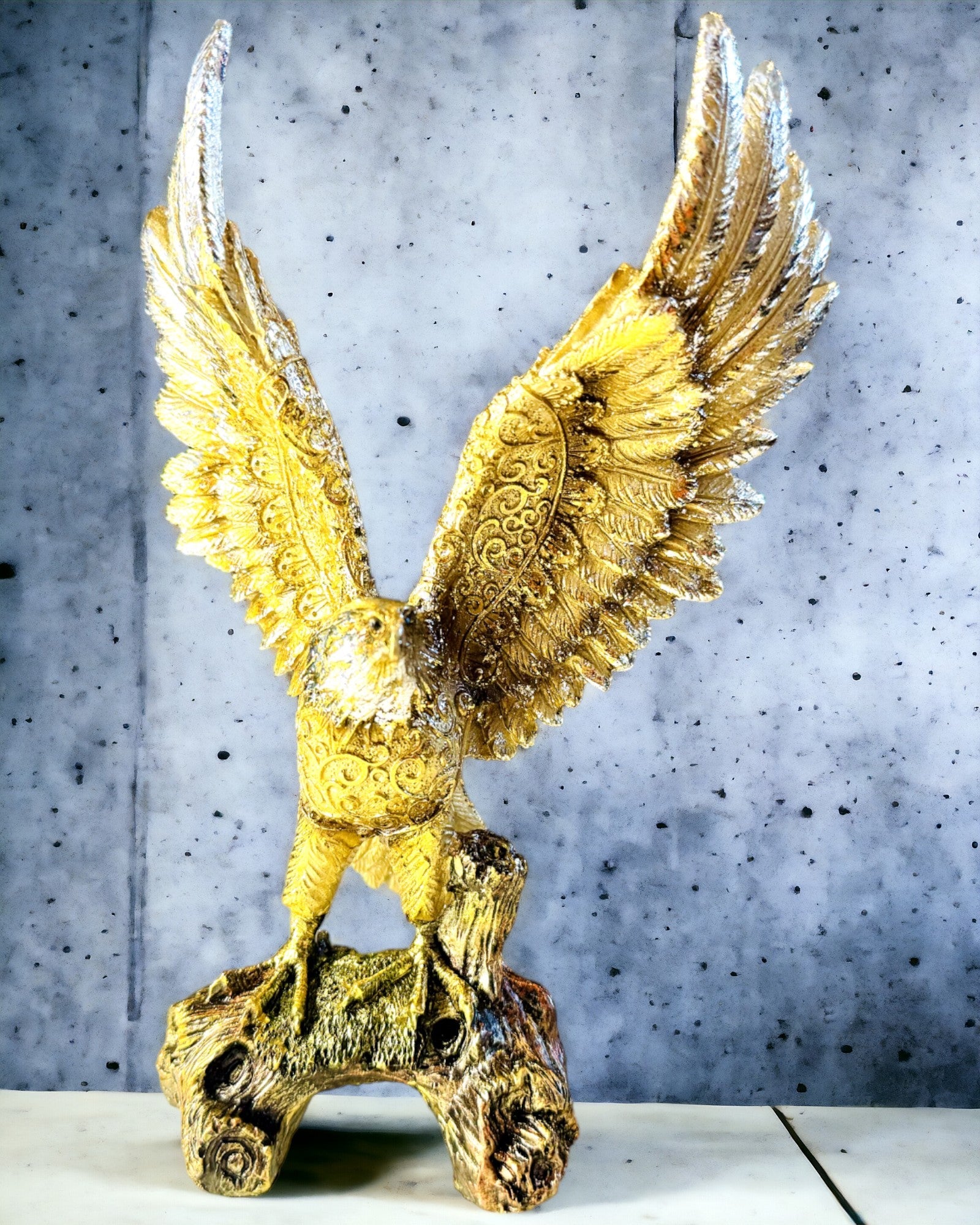 Statuette "Aigle d'Or" avec Option de Personnalisation - Décoration en Résine