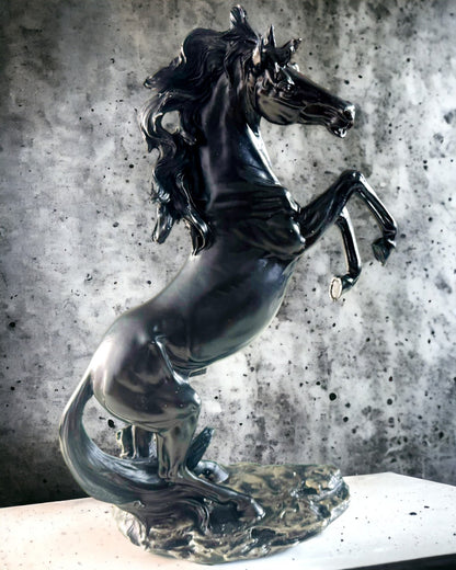 Perle Noire - Sculpture de Cheval Élégance en Mouvement - Possibilité de Gravure