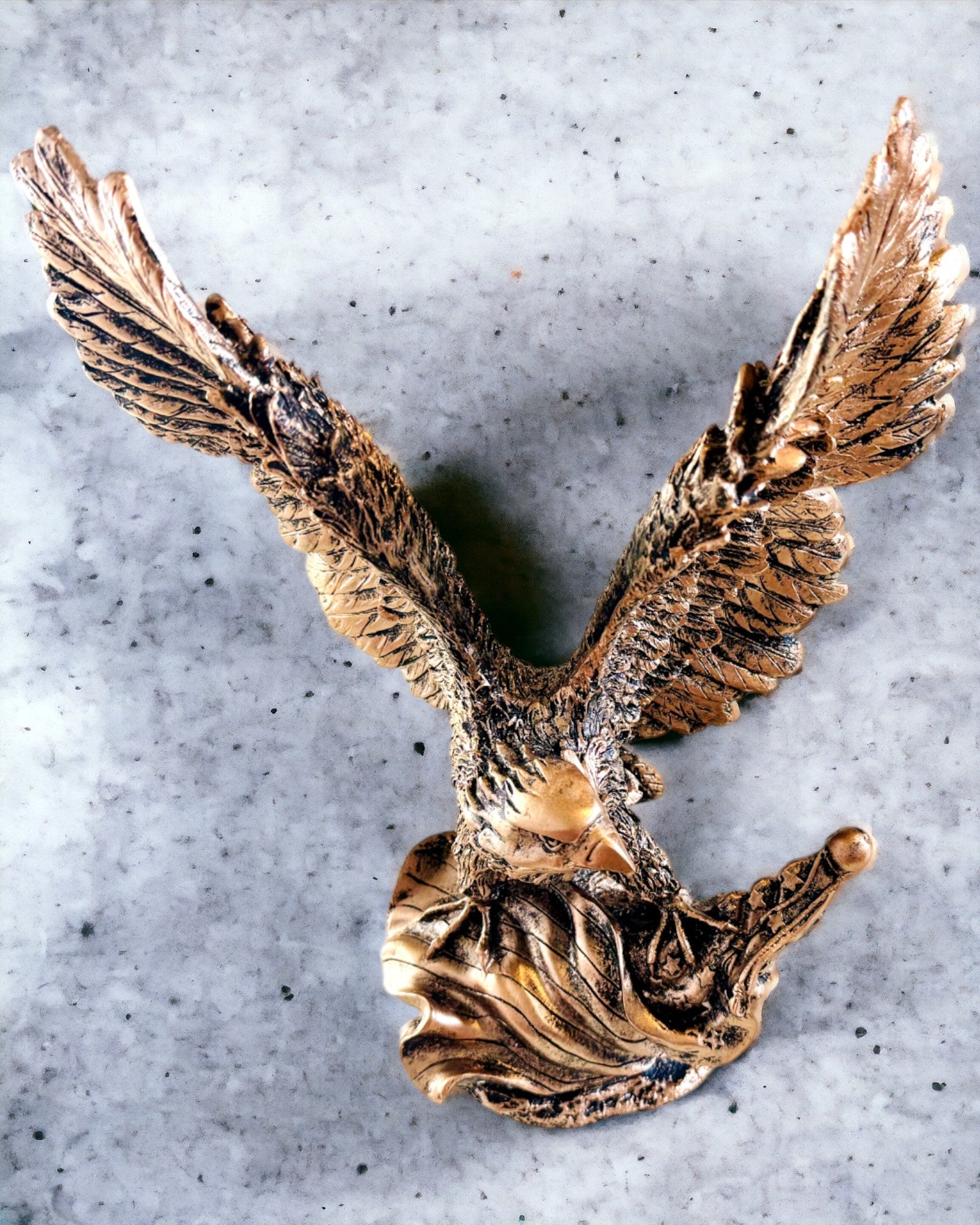 "Maître des Vents" - Sculpture Rétro d'Aigle dans un Style Vintage avec Option de Gravure