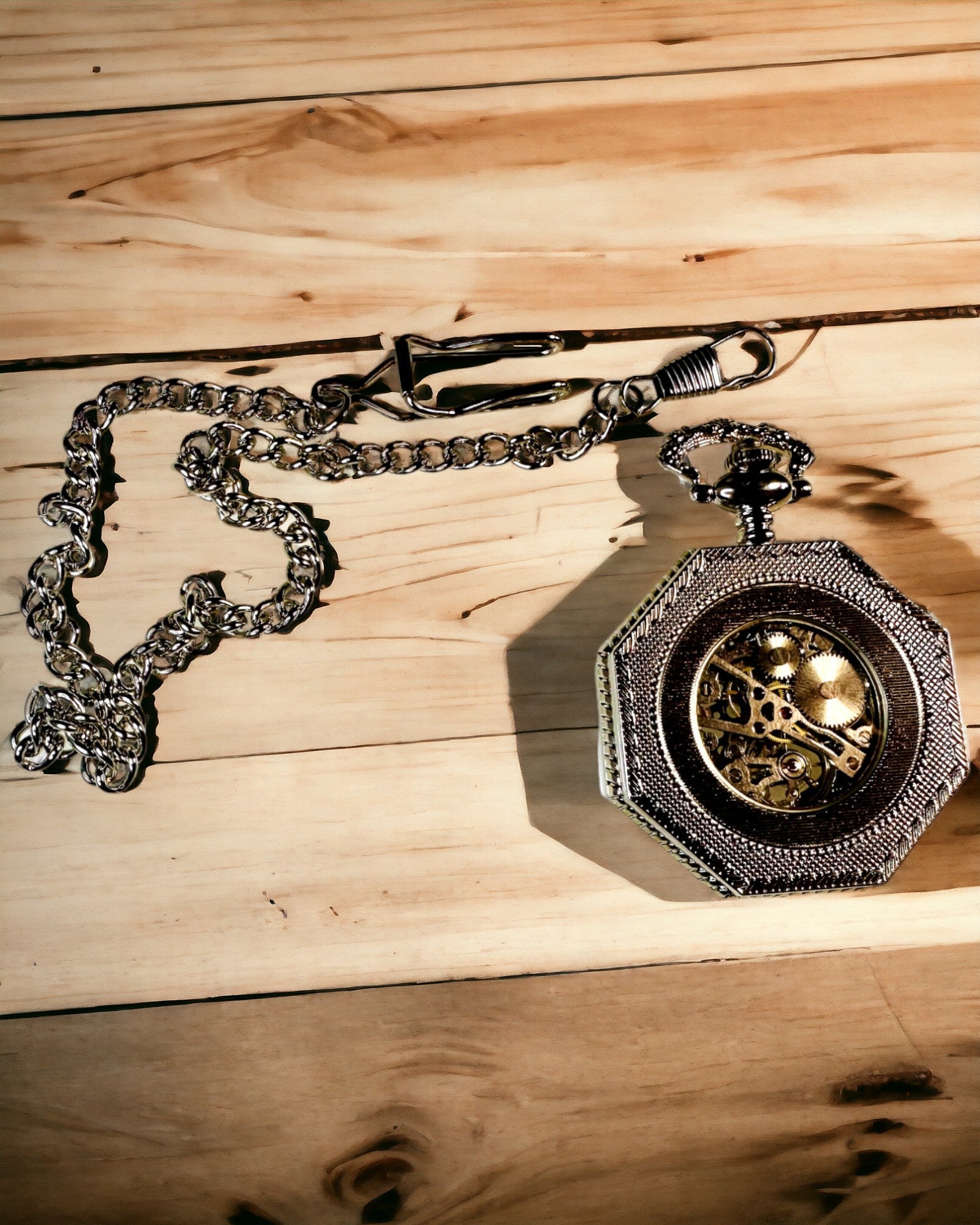 Klassische silberne achteckige mechanische Taschenuhr mit durchbrochener Zifferblatt im Steampunk-Stil