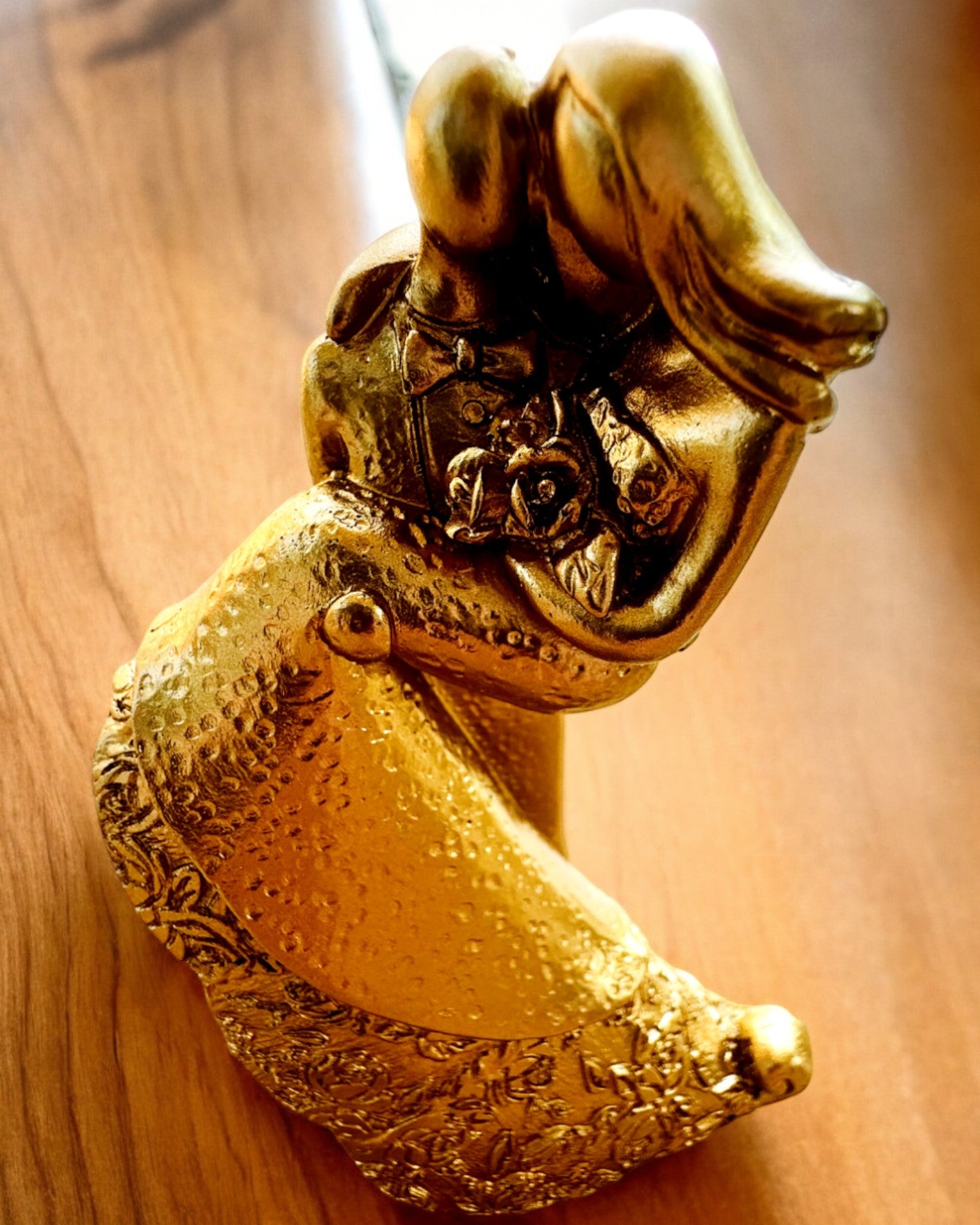 Figura "Amore Eterno" colore oro - 11 cm, Piccola Figura Decorativa con Opzione di Incisione