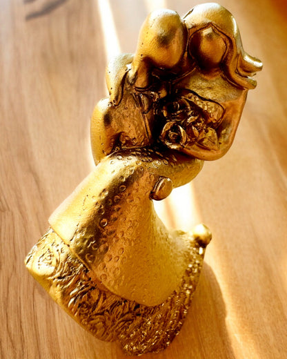 Figura "Amore Eterno" colore oro - 11 cm, Piccola Figura Decorativa con Opzione di Incisione