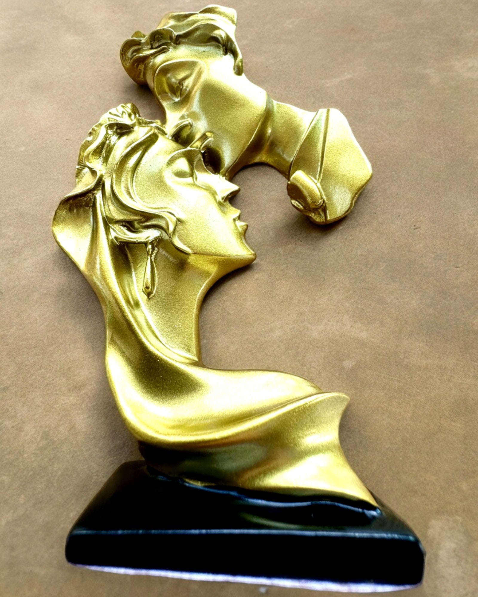 Figura "Eleganza nella Pietra" colore oro - 13,5 cm di altezza, Decorativa con Opzione di Incisione