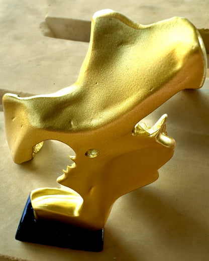 Figura "Eleganza nella Pietra" colore oro - 13,5 cm di altezza, Decorativa con Opzione di Incisione