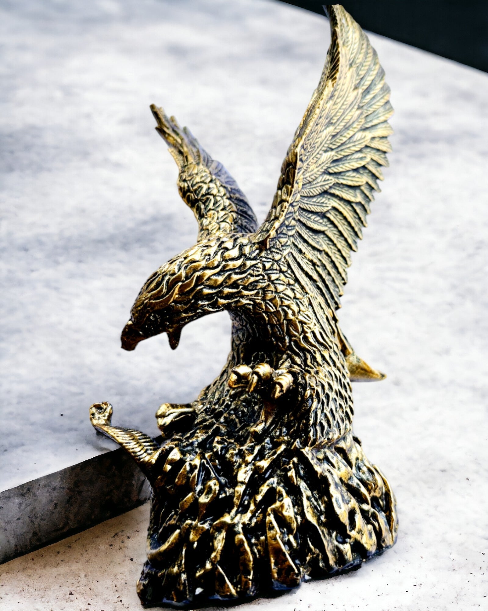 Royal Eagle – Decorative Resin Figurine with Engraving Option