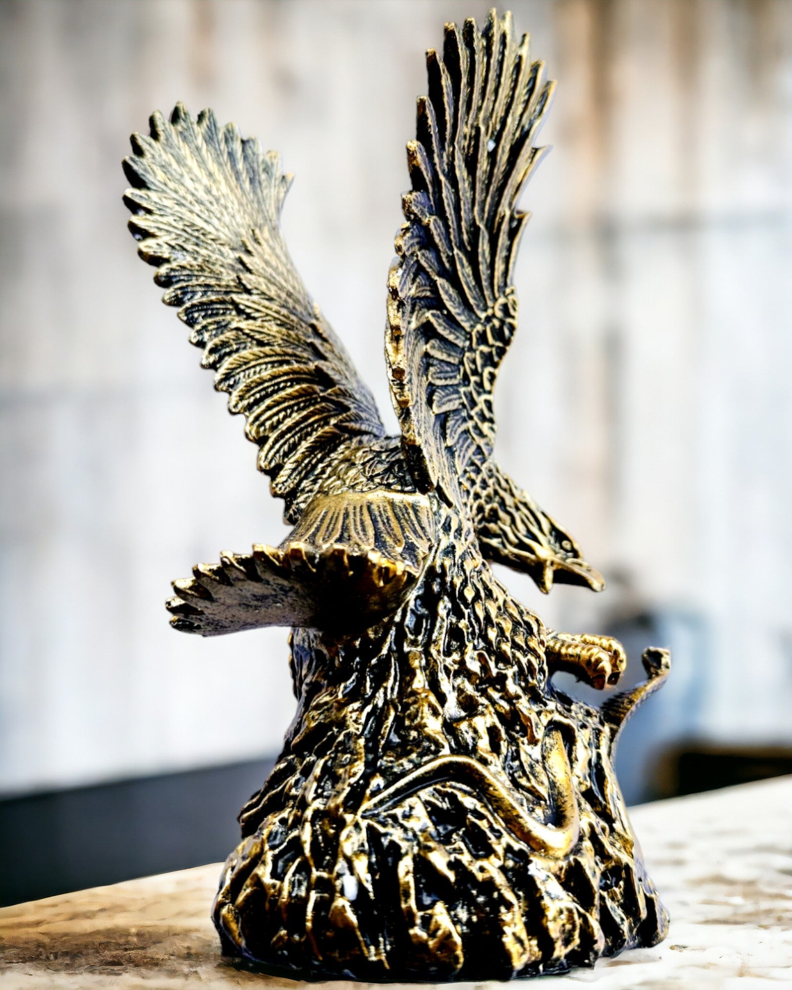 Royal Eagle – Decorative Resin Figurine with Engraving Option