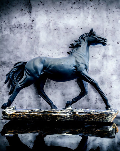 "Cavalier Noir" - Figurine Élegante de Cheval avec Possibilité de Gravure