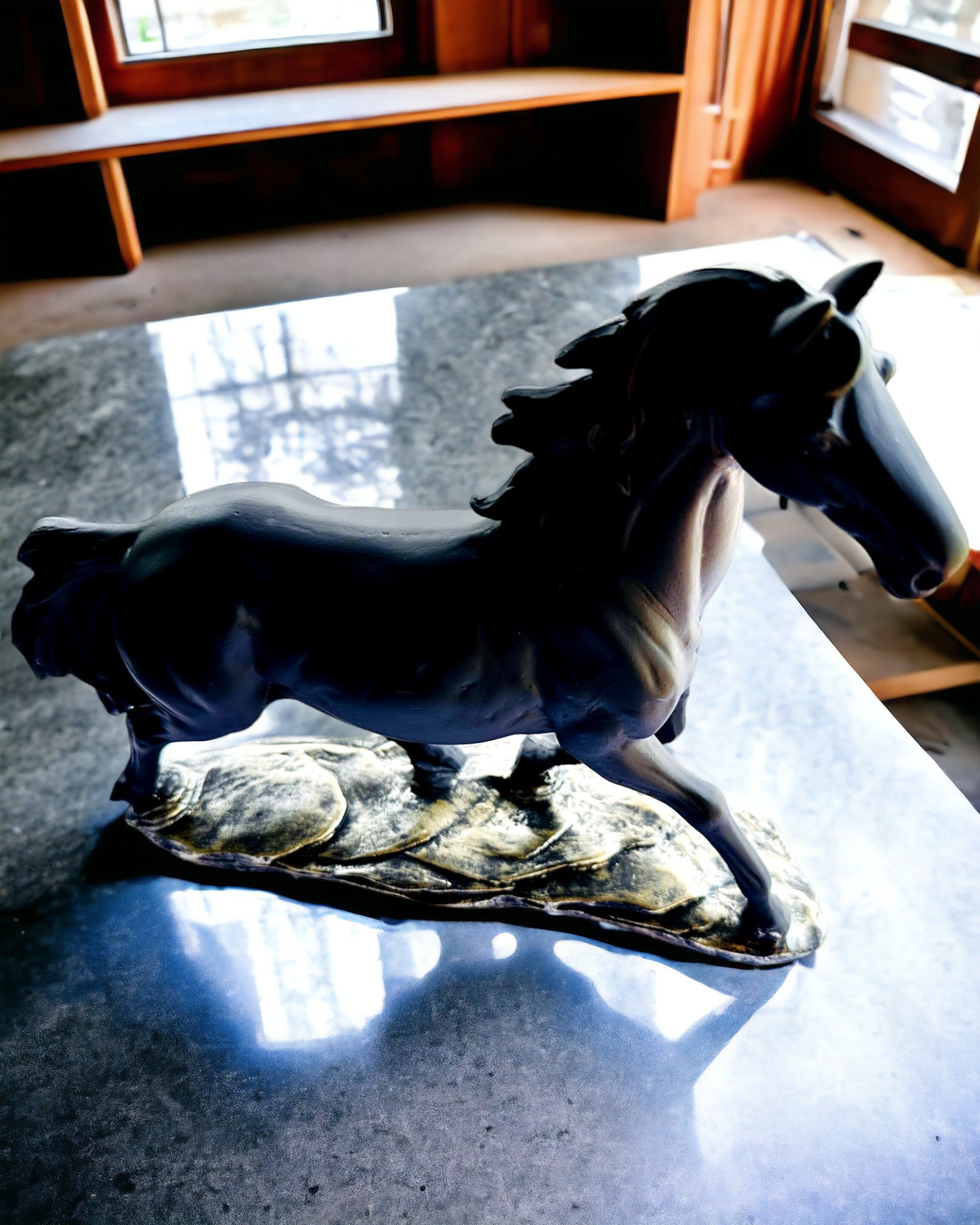 "Cavalier Noir" - Figurine Élegante de Cheval avec Possibilité de Gravure