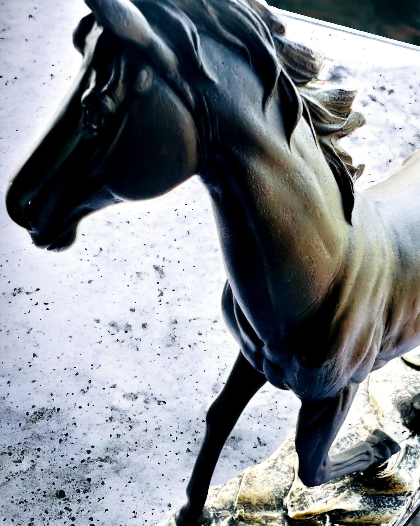 "Cavalier Noir" - Figurine Élegante de Cheval avec Possibilité de Gravure