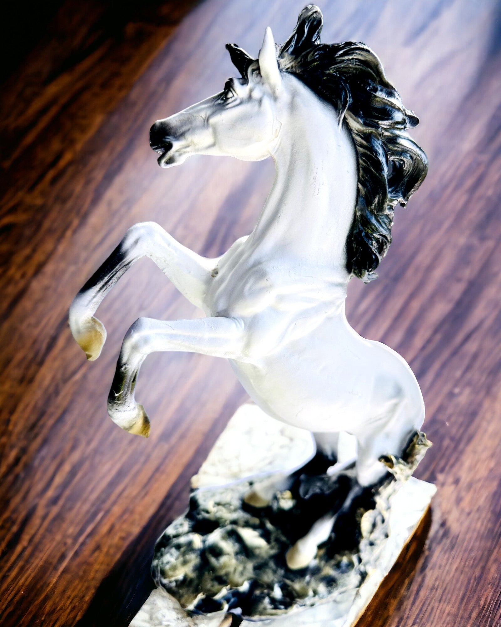 "Sauterelle Élégante" - Figurine de Cheval Blanche avec Possibilité de Gravure