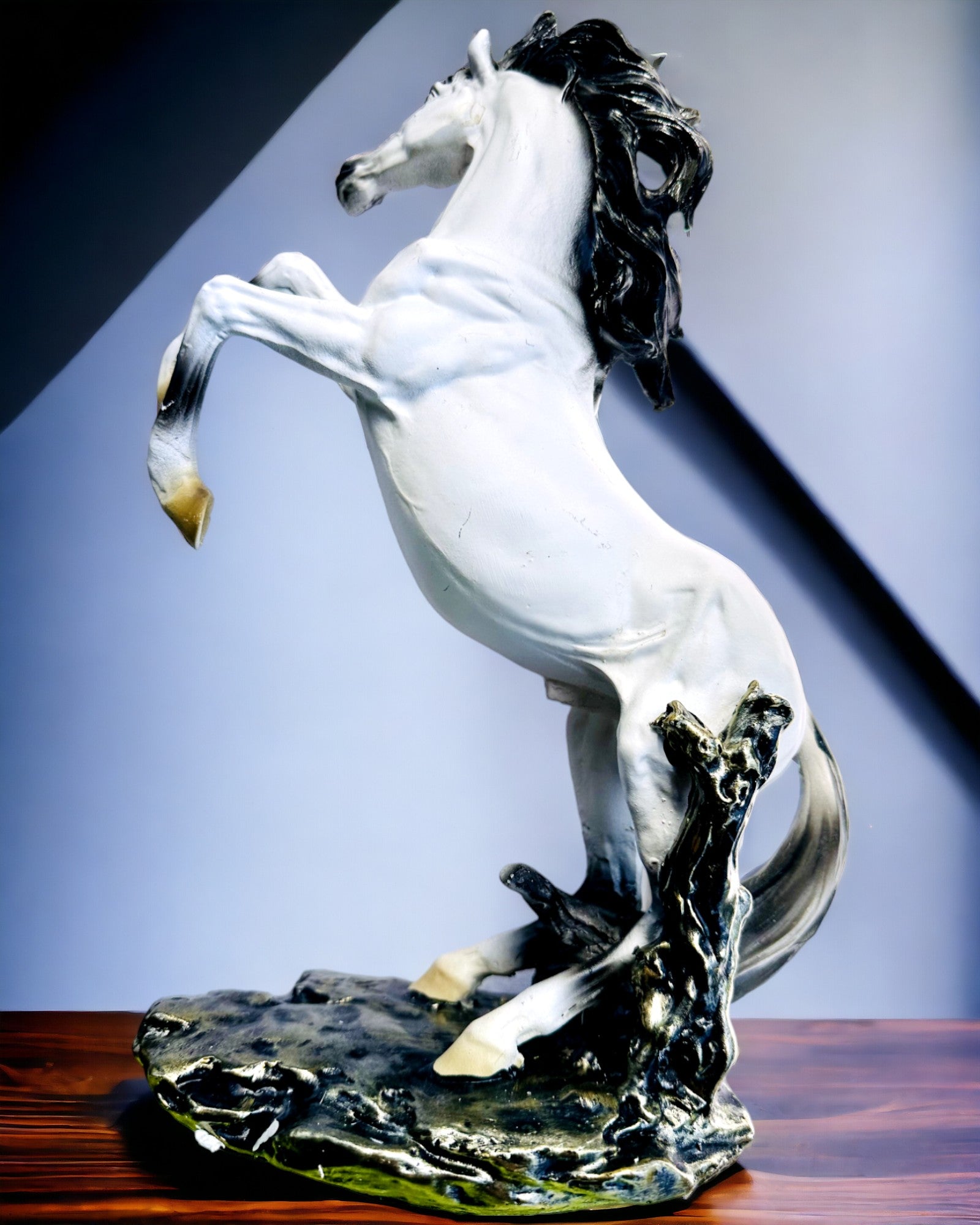 "Salto Elegante" - Statua Bianca di Cavallo con Possibilità di Incisione