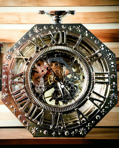 Klassische silberne achteckige mechanische Taschenuhr mit durchbrochener Zifferblatt im Steampunk-Stil