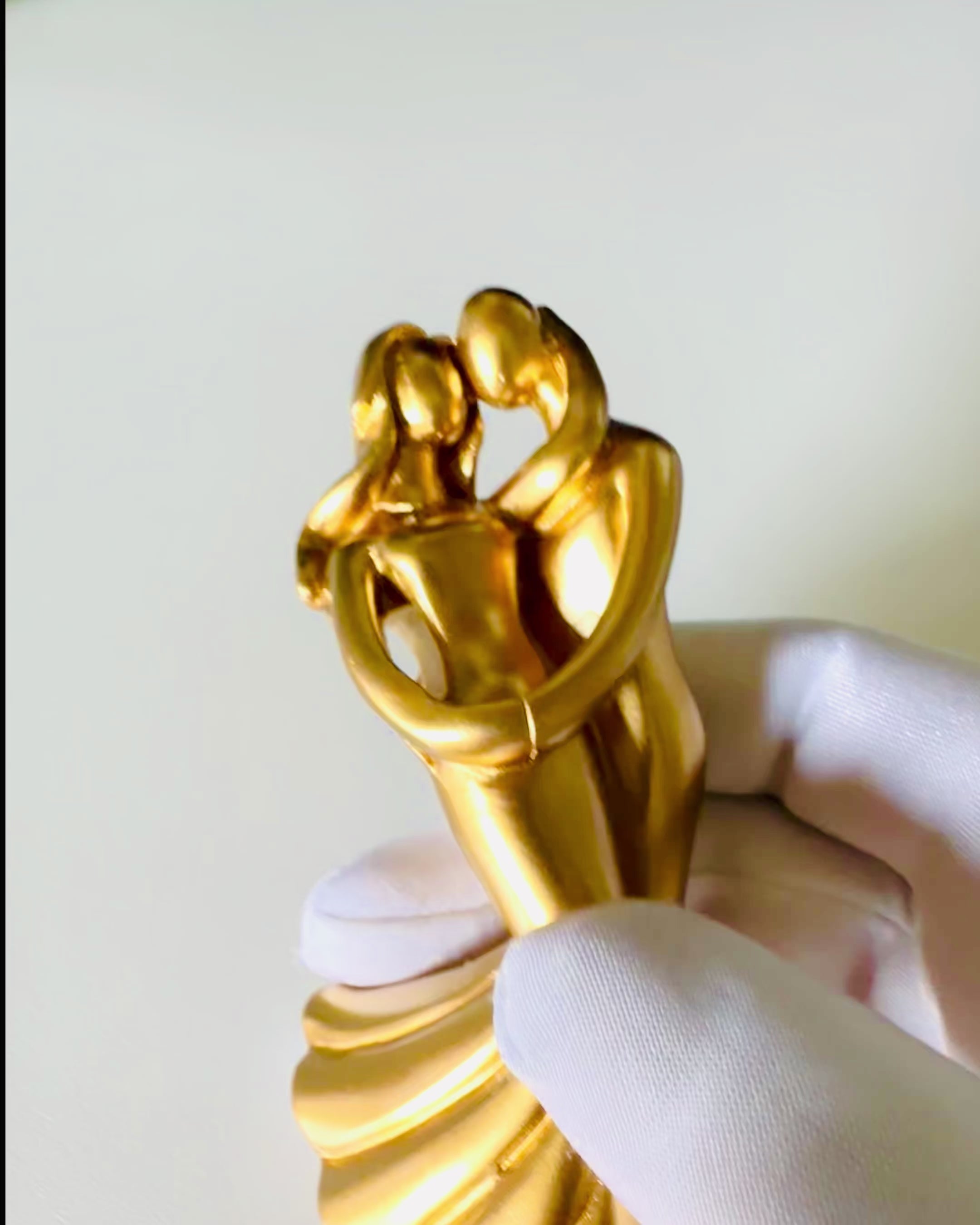 Danse d'Amour Dorée - Petite Figurine Décorative avec Option de Gravure