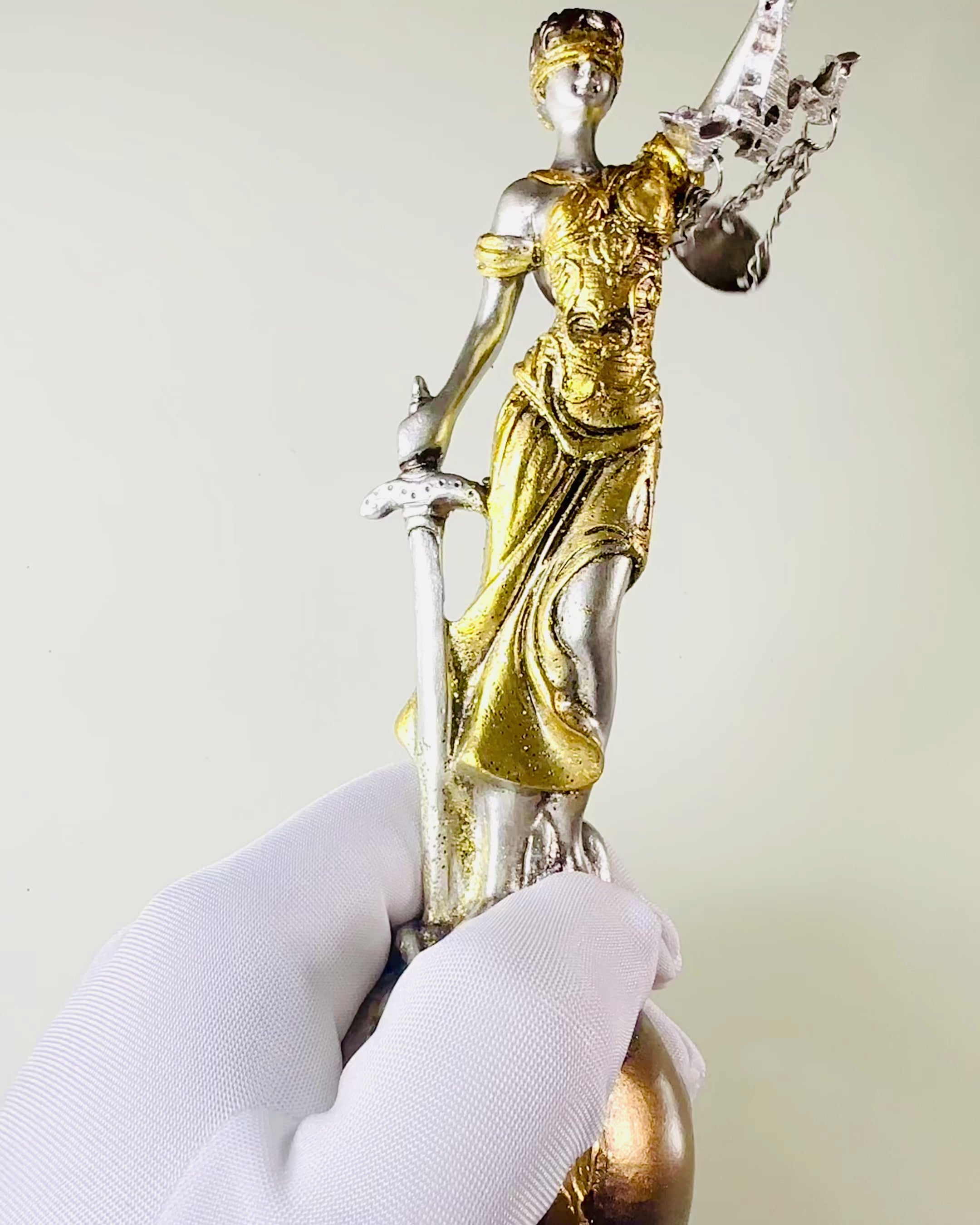 Statuette de la Déesse de la Justice – Décoration Artistique pour Étagère, Artisanat en Résine, personnalisation par gravure