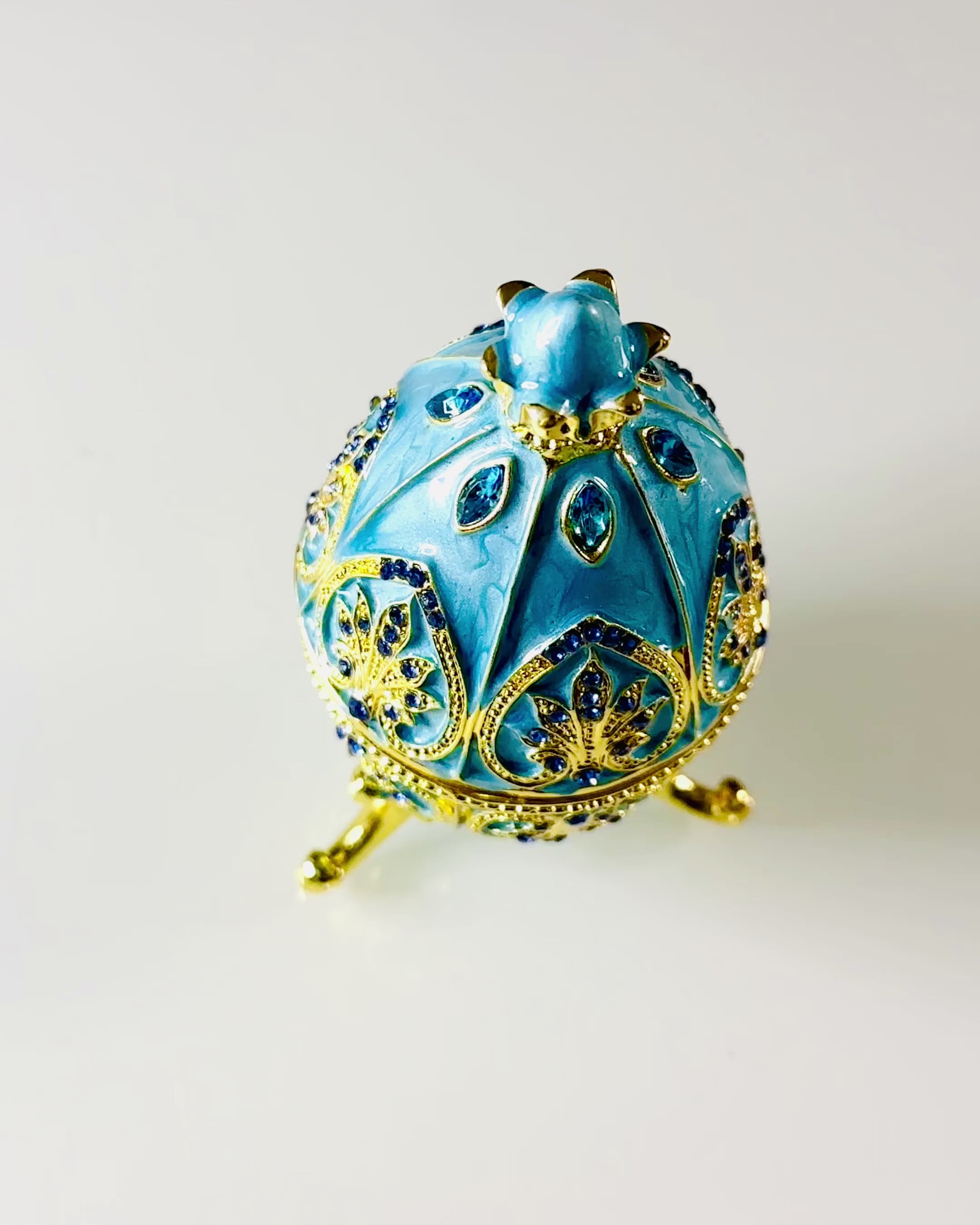 Himmlisches Fabergé-Ei – Emailierter Schmuckorganisator - Farbe Himmelblau. Personalisierung durch Gravur.