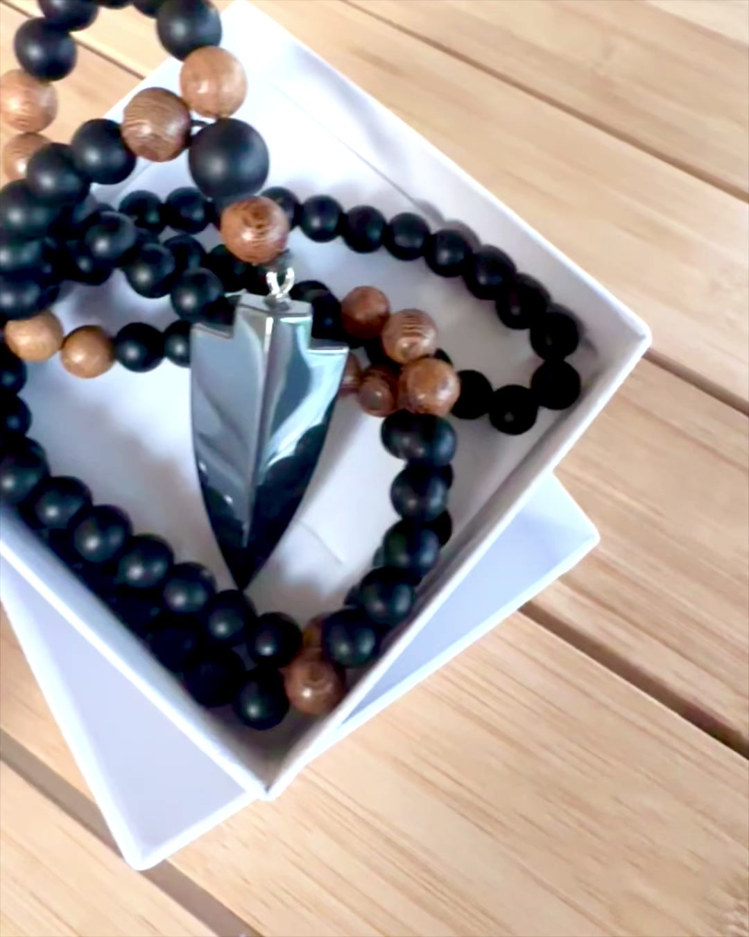 Freccia di Potere – Collana con Obsidiana Nera e Perline di Legno, personalizzazione con incisione per regalo