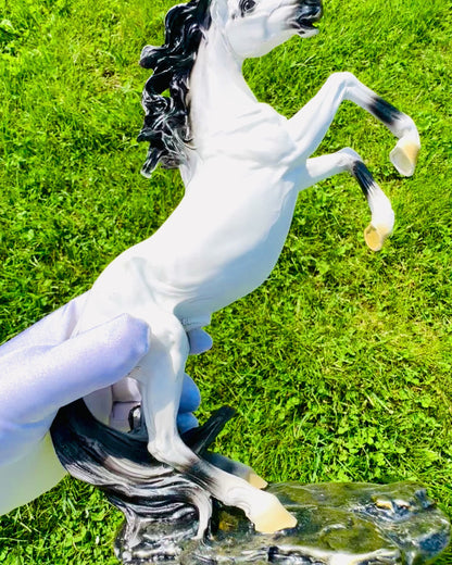 "Sauterelle Élégante" - Figurine de Cheval Blanche avec Possibilité de Gravure