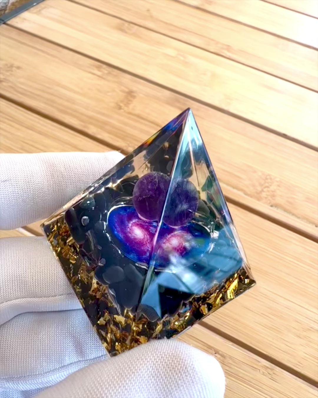 Pyramide Énergétique orgonite d'Énergie Cosmique - Amulette avec Améthyste et Éclats