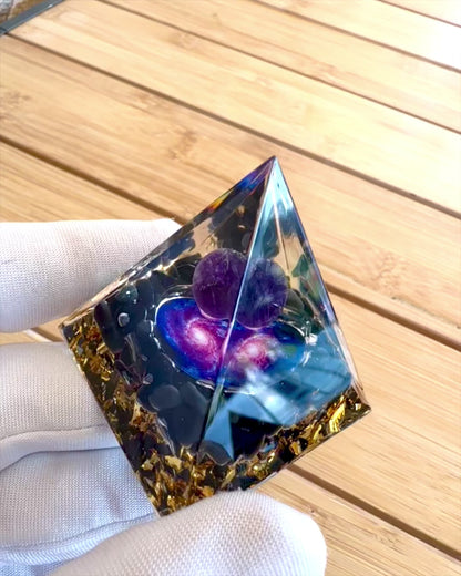 Pyramide Énergétique orgonite d'Énergie Cosmique - Amulette avec Améthyste et Éclats