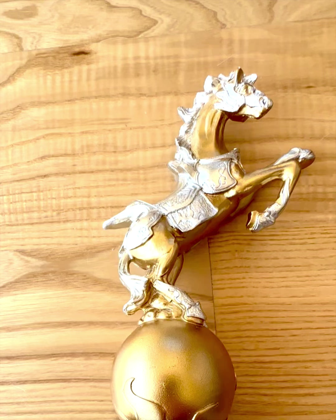 Statuette Élégante "Cheval d'Or" - avec possibilité de gravure pour un cadeau