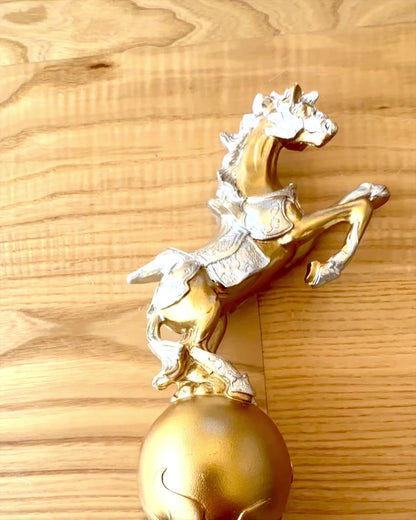 Elegante Statue "Goldenes Pferd" - mit Gravurmöglichkeit als Geschenk