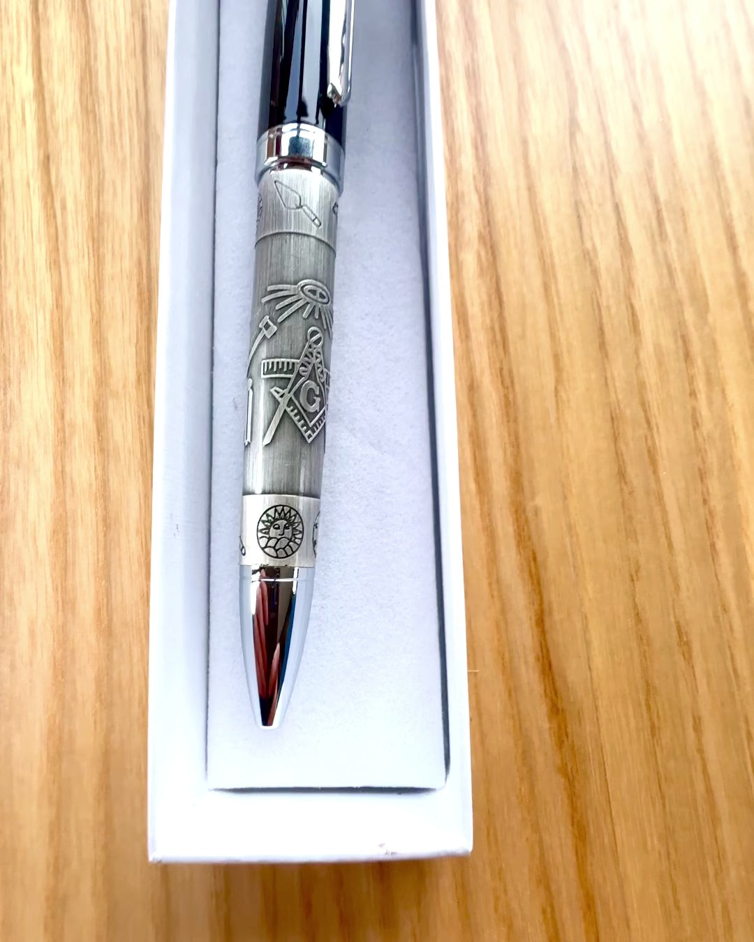 Stylo Élégant "Harmonie Maîtresse" avec Option de Gravure - Motifs Symboliques, Argent Ancien, possibilité de personnalisation par gravure pour un cadeau