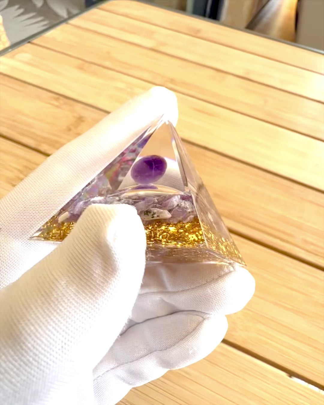 Energiepyramide "Amethyst Star" aus Orgonit mit Amethystkristallen