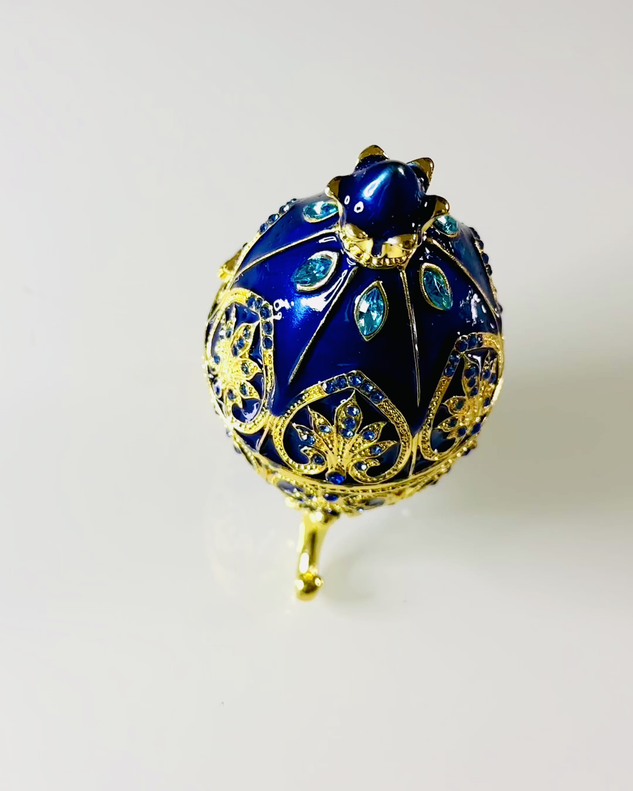 Exklusives Fabergé-Ei - dunkle blaue Farbe – Dekorative Schmuckschatulle aus Emaille