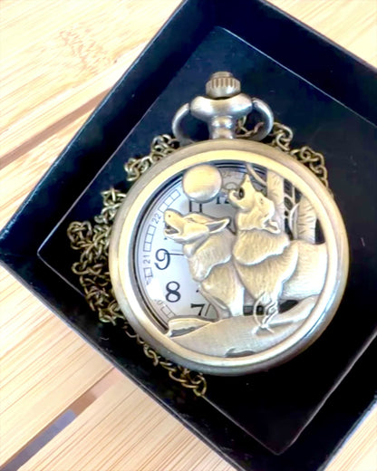 „Luna Wolf” – Stilvolle Taschenuhr mit Wölfen, Möglichkeit zur Personalisierung mit Gravur als Geschenk