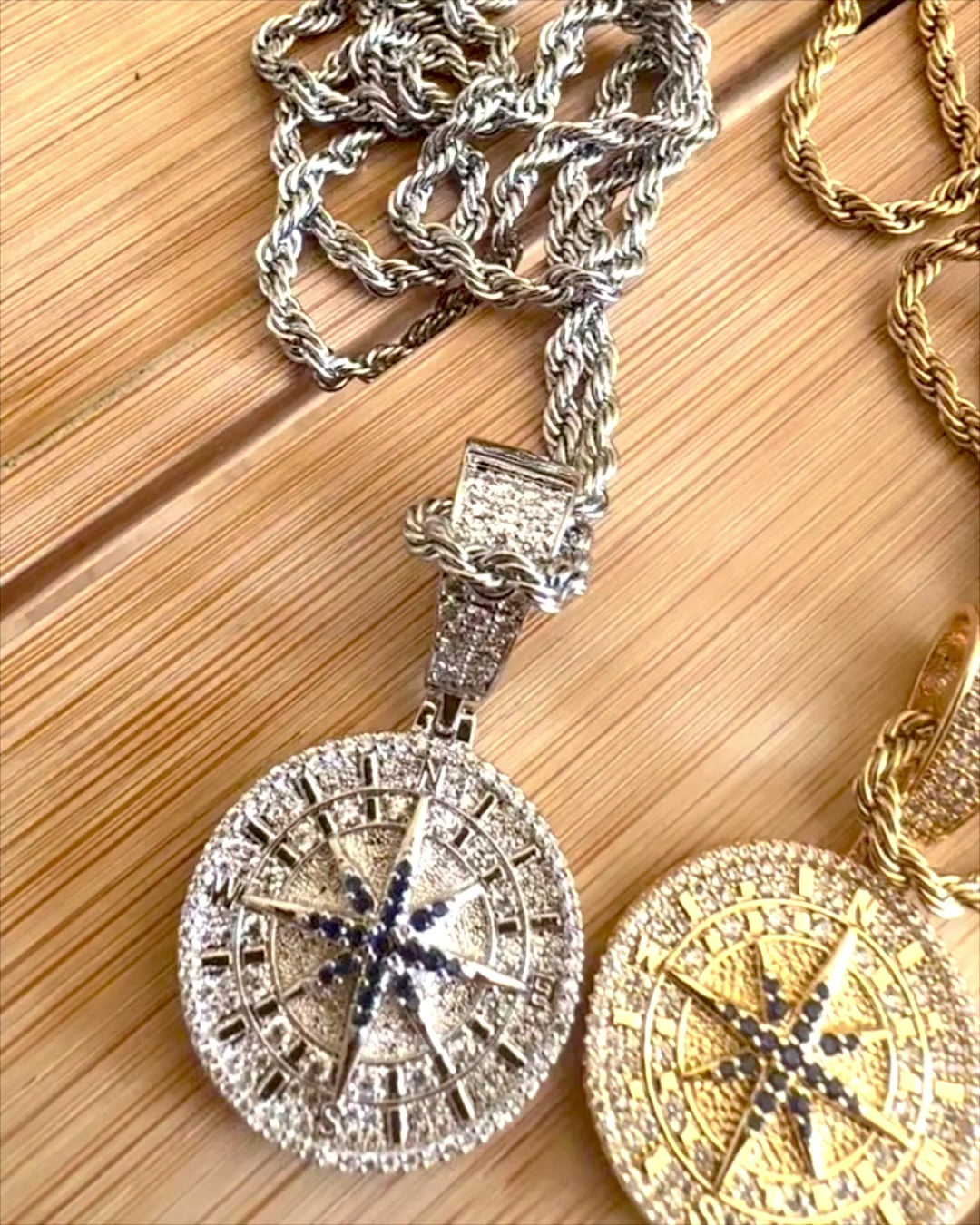 Collana con Ciondolo a Bussola in Stile Glamour con Zirconi per Donne e Uomini - 2 varianti tra cui scegliere, personalizzazione con incisione per un regalo