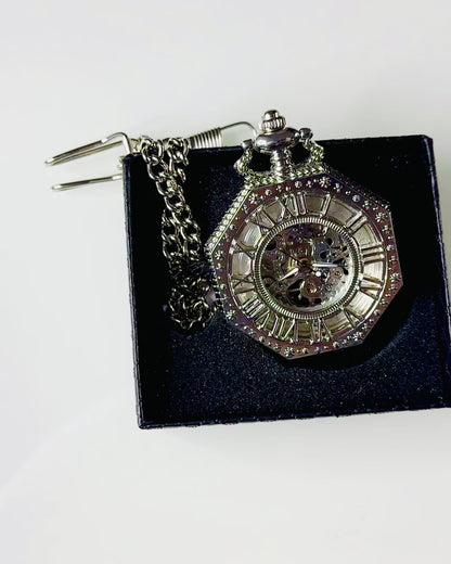 Orologio da tasca meccanico ottagonale classico in colore argento con quadrante traforato in stile steampunk