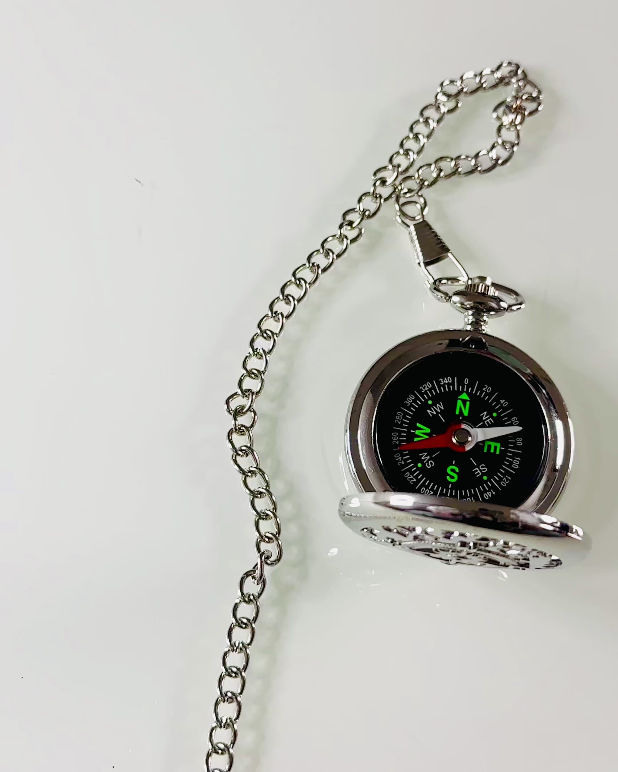 Pocket Compass Silver Color Retro Style with Lattice Pattern – Elegant and Practical. Engraving