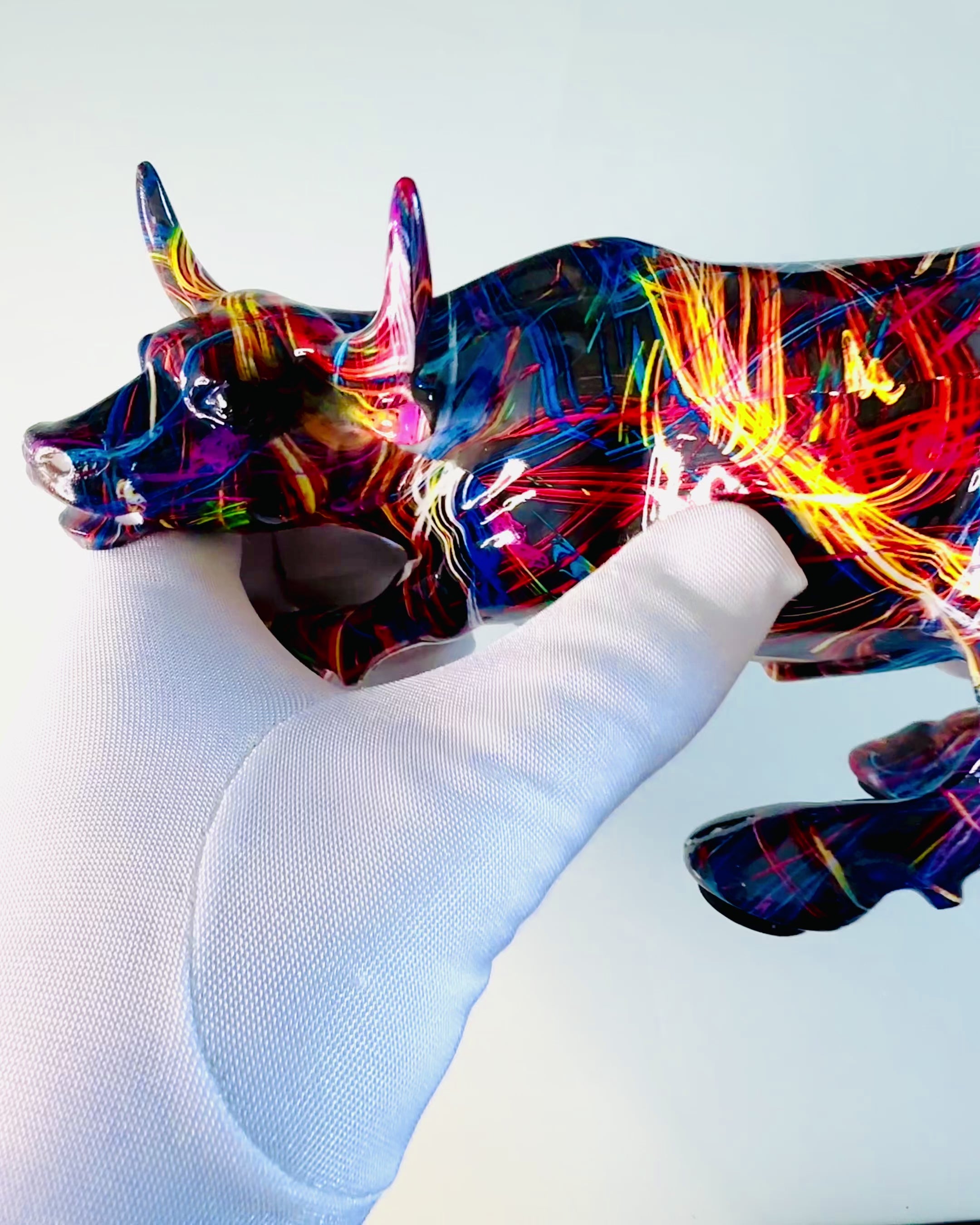 Scultura Toro Decorativo "BullArt" – Arte Unica con Opzione di Incisione - 4 varianti di colore, per un regalo personalizzato