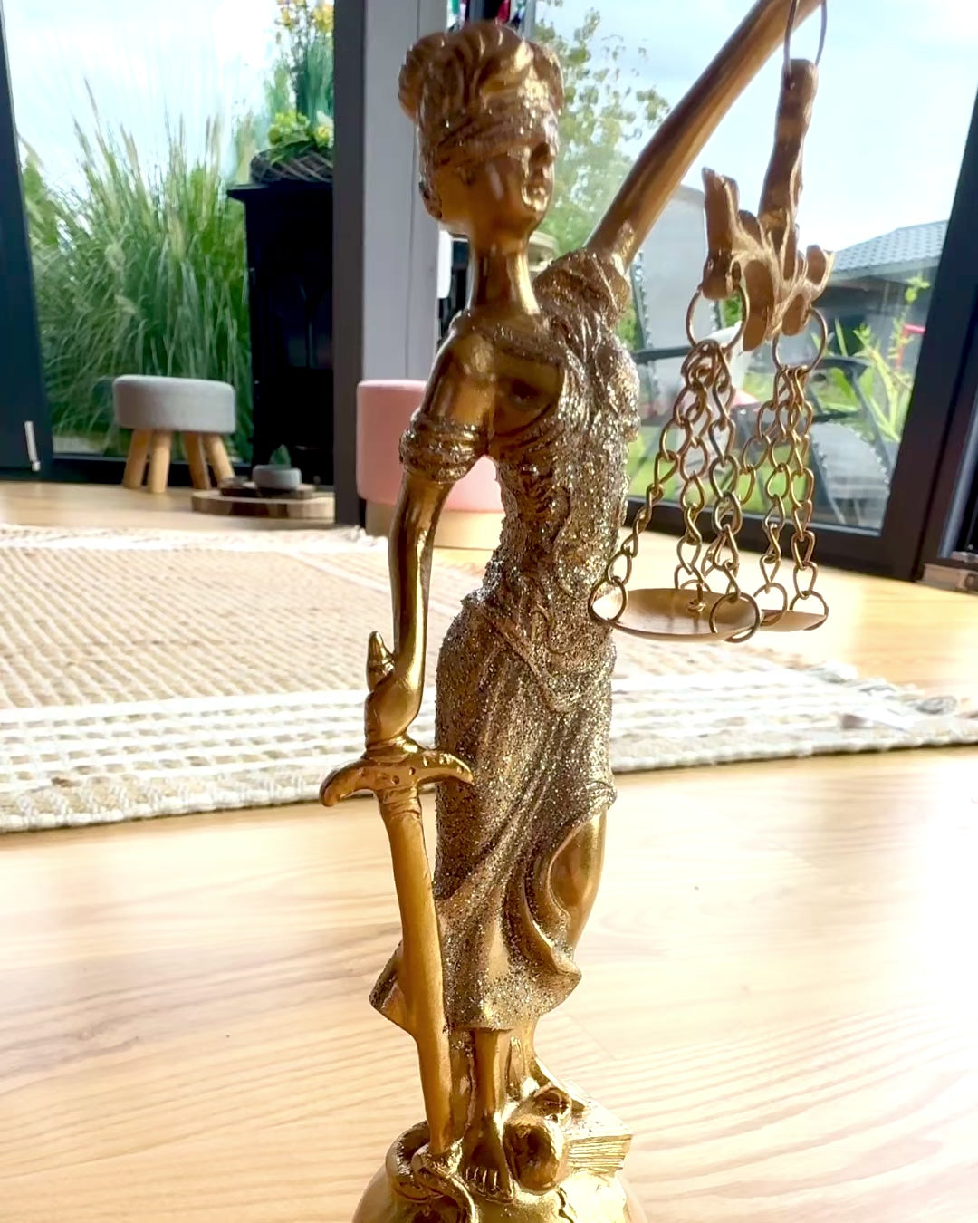 Statuette de la Déesse de la Justice – Décoration Artistique pour Étagère, Artisanat en Résine, personnalisation par gravure