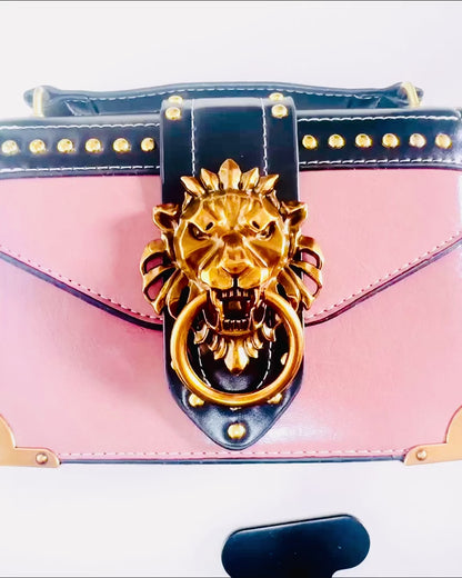 Borsa a Spalla Quadrata Viola Chiaro con Motivo Leone – Elegante Borsa in Pelle PU Testurizzata. Personalizzazione con incisione.