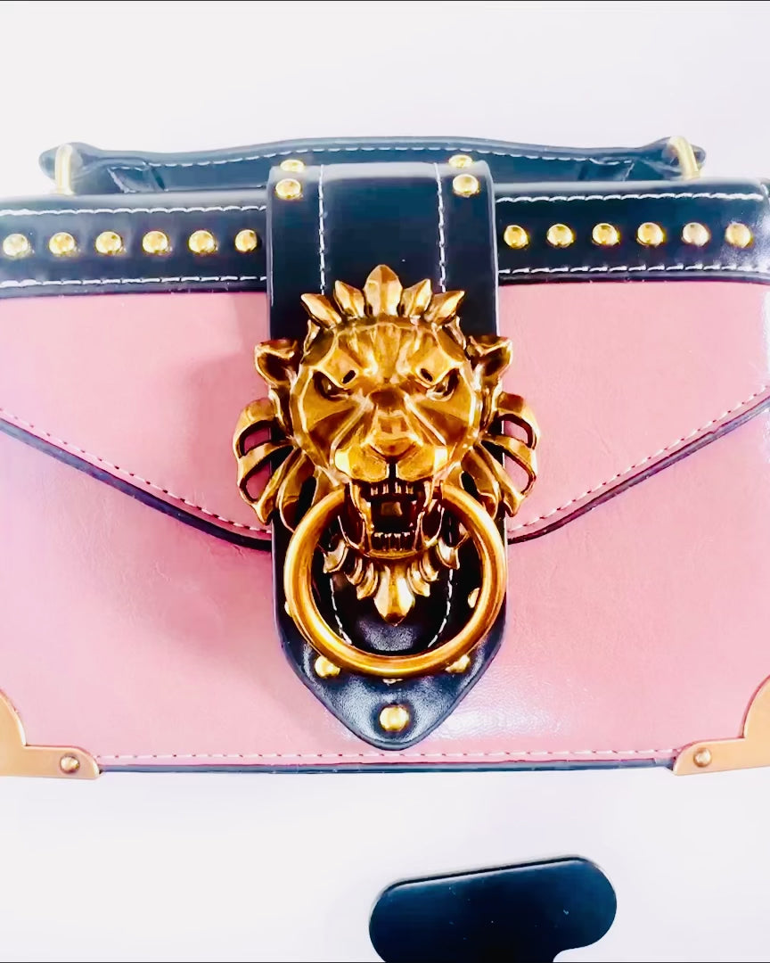 Borsa a Spalla Quadrata Viola Chiaro con Motivo Leone – Elegante Borsa in Pelle PU Testurizzata. Personalizzazione con incisione.